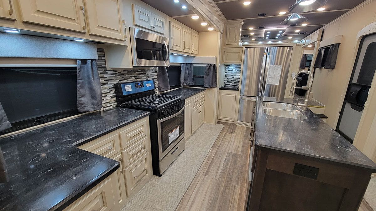 full_kitchen_front_living_5th_wheel full_kitchen_front_living_5th_wheel