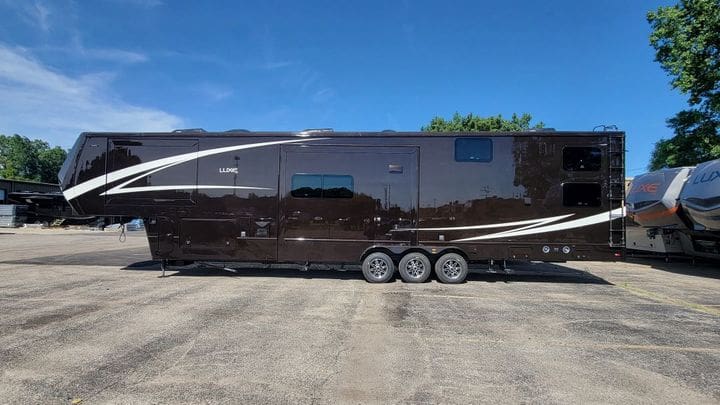luxe_luxury_toy_hauler_paint01
