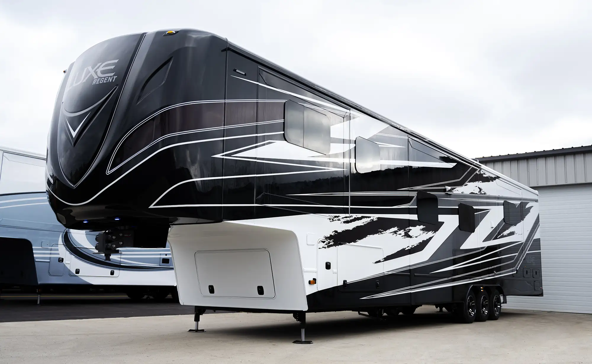 luxe-regent-luxury-fifth-wheel-2 The best luxury fifth wheel in the RV industry, the Luxe Regent.